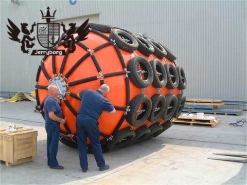 ISO 17357 Standard 50kPa/80kPa Yokohama Rubber Fender con pneumatici e catena