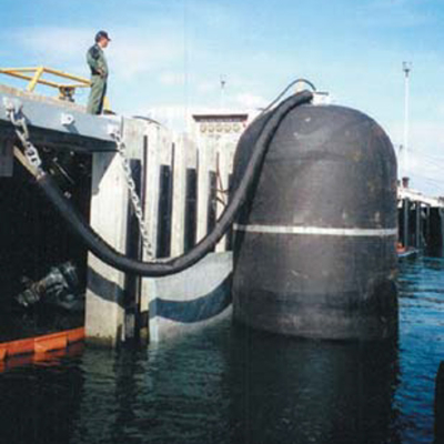 Cuscino ammortizzatore sottomarino adatto a sottomarini o a navi di cui il punto di impatto può essere sotto la linea di galleggiamento.