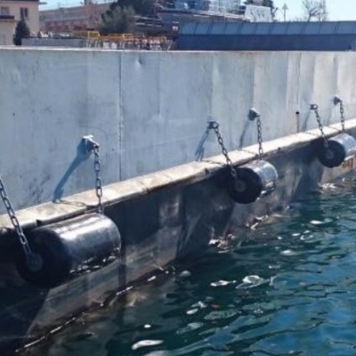 Nave che attracca i paraurti chiusi della barca della schiuma del polietilene delle cellule