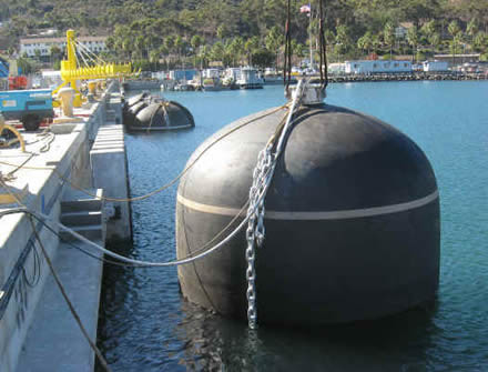 Cuscino ammortizzatore sottomarino adatto a sottomarini o a navi di cui il punto di impatto può essere sotto la linea di galleggiamento.