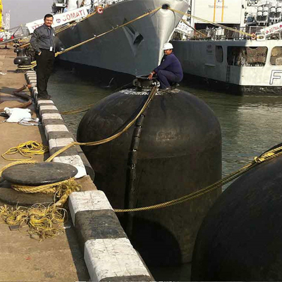 Cuscino ammortizzatore sottomarino adatto a sottomarini o a navi di cui il punto di impatto può essere sotto la linea di galleggiamento.